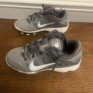 Nike‎ Hyperdiamond Keystone
Women's Size 6 Softball Cleats Grey & White EUC